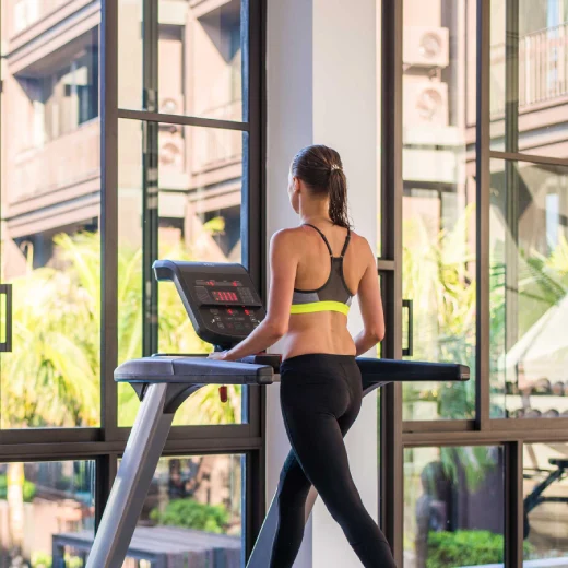 woman do treadmill