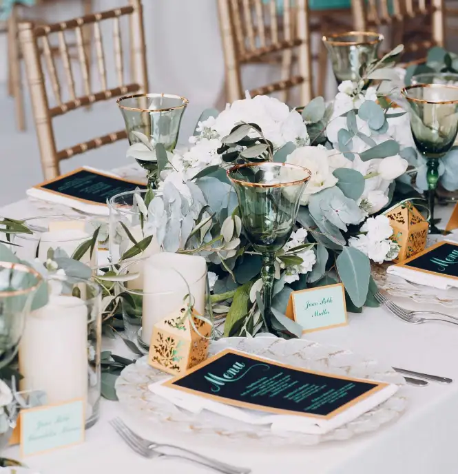 wedding table setting decor with white flowers
