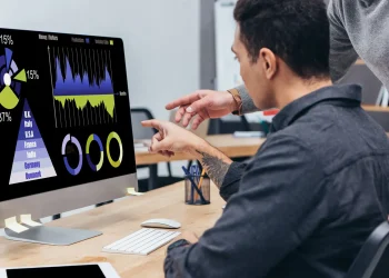 people analyze data for business decisions