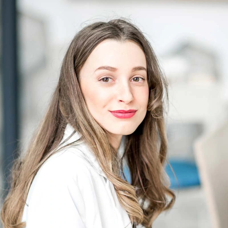Elina R.